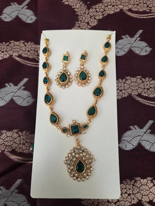 Neckles set