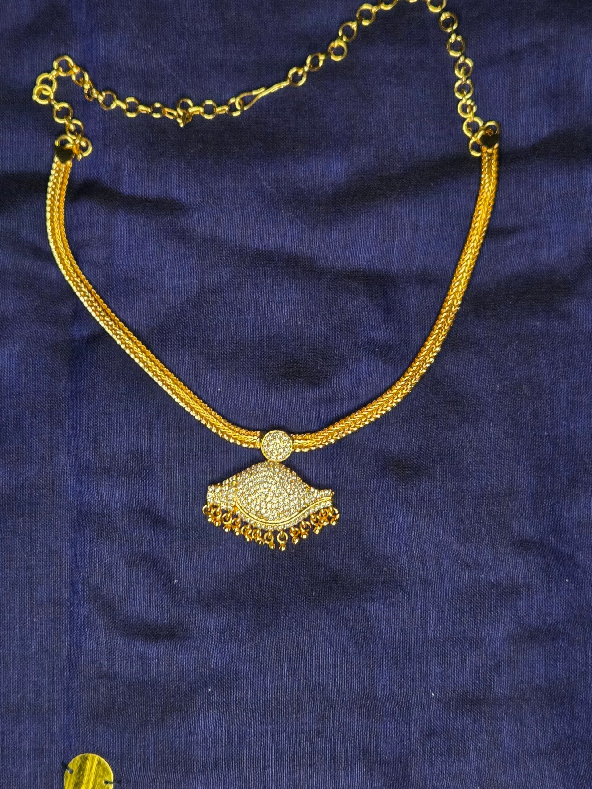 Impone sangu neckles