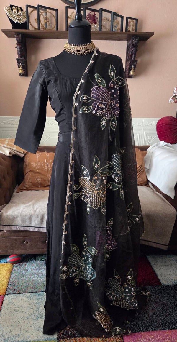 Lehenga lady in black