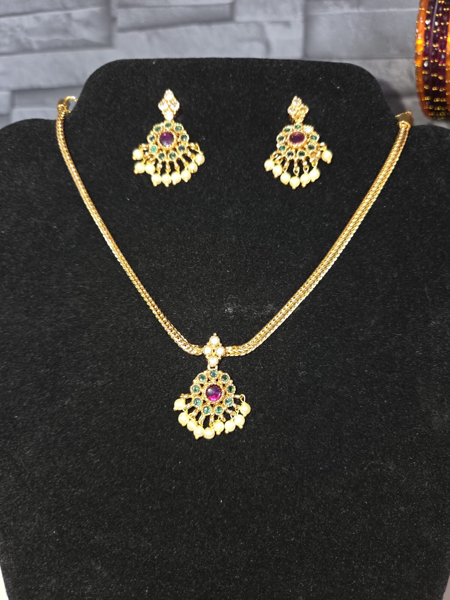Neckles set
