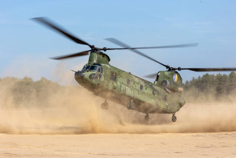 10-chinook-luchtmacht-defensie-standard.jpg