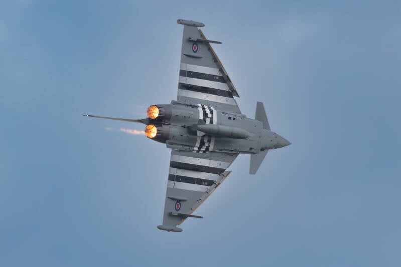 225-eurofighter-typhoon-raf-airshow-standard.jpg