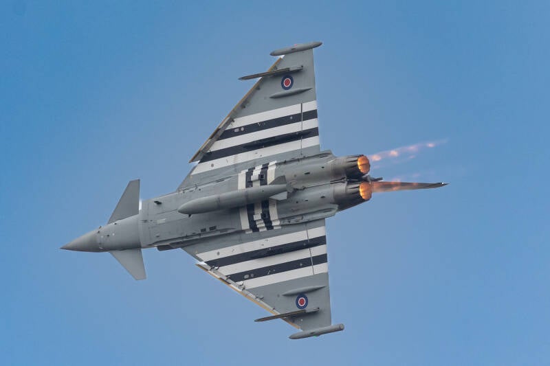 226-eurofighter-typhoon-raf-airshow-standard.jpg