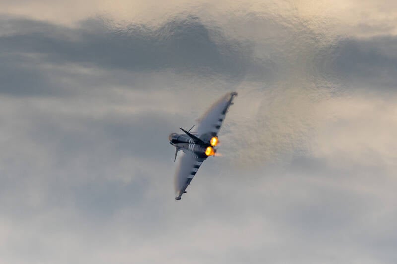 227-eurofighter-typhoon-raf-airshow-standard.jpg
