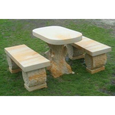 Möbelensemble aus Sandstein: Tisch mit zwei Bänken