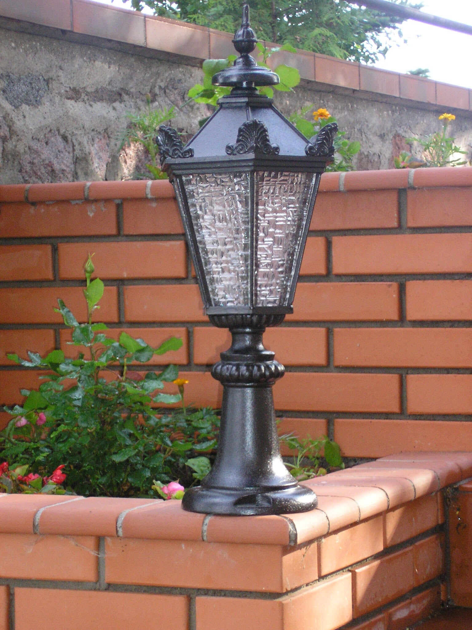 Gartenlampe im Stil einer Laterne mit einer Höhe von 67 cm