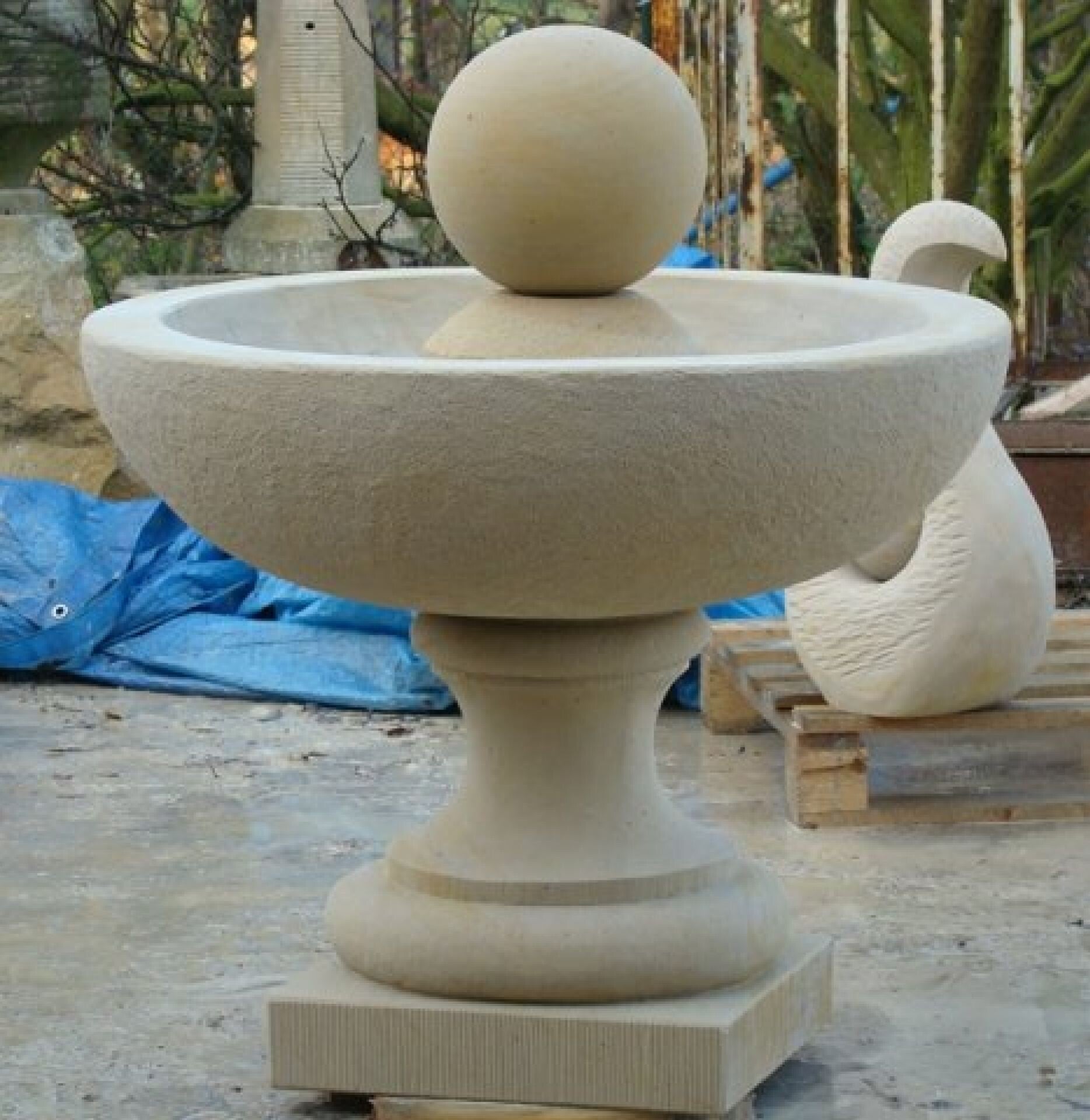 Sandsteinkelchbrunnen mit einer Kugel H 100 cm