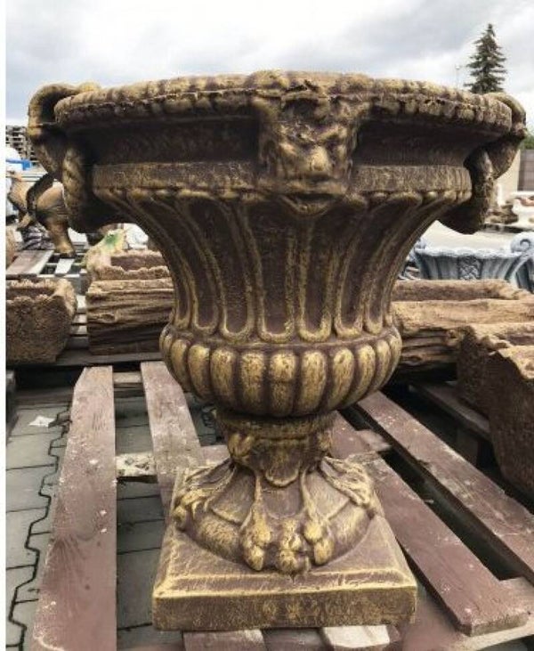 Antiker Blumentopf mit geschnitzten Gesichtern