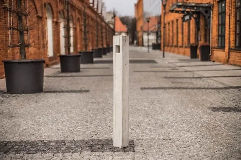 Beton Poller für Stadt & Außenbereich – Robuster Absperrpfosten für Gehwege, Parkplätze und urbane Räume