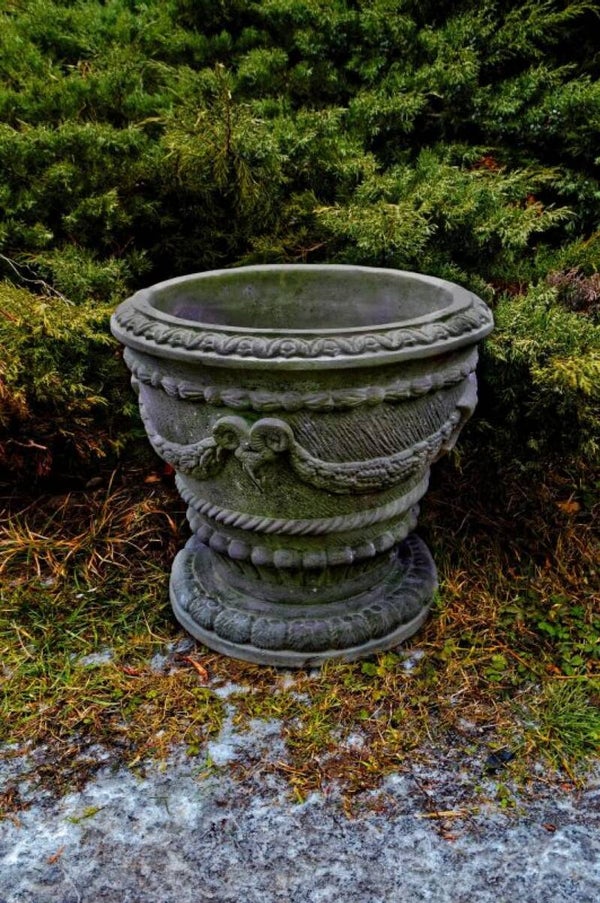 Blumentopf im antiken Stil