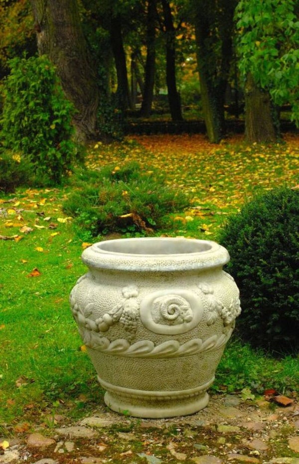 Blumentopf mit geschnitzten Tierköpfen