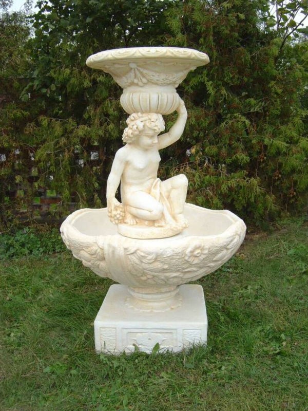 Brunnen mit einem Jungen der eine Traube und einen Krug auf dem Kopf hält