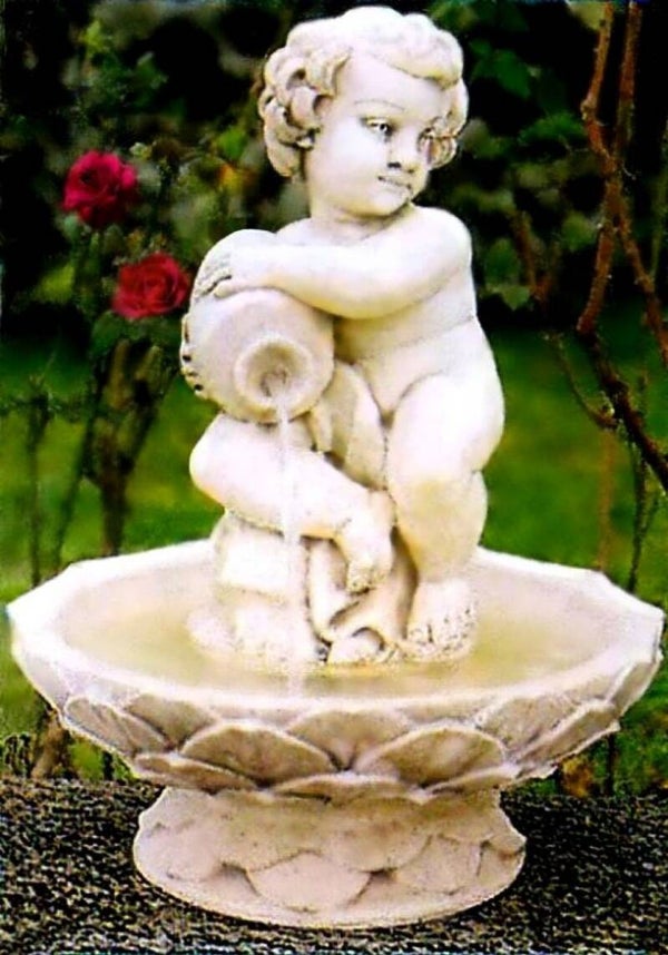 Brunnen mit einem kleinen Jungen der Wasser aus einem Krug gießt