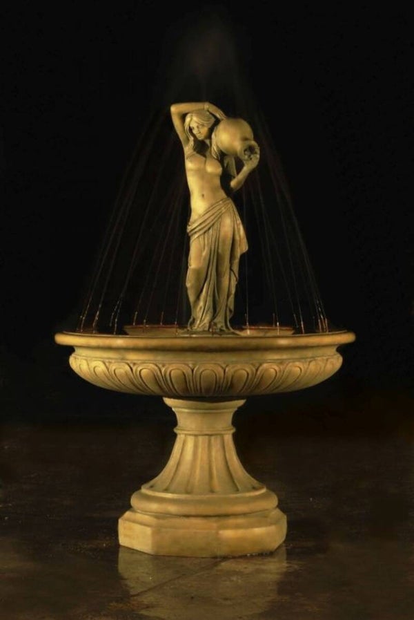 Brunnen mit einer Frau die mit einem Krug posiert
