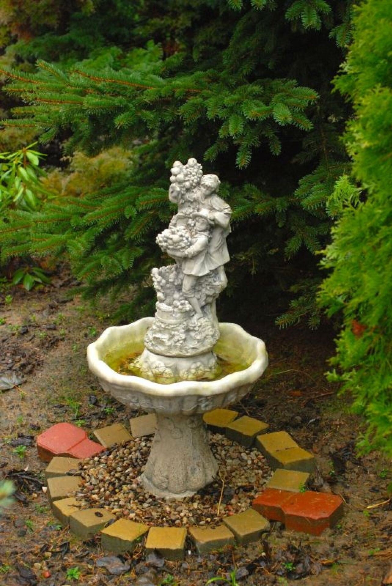 Brunnen mit Jungen Weintrauben halten