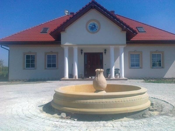 Ein eleganter Brunnen mit einem Sandsteinreservoir H 90 cm