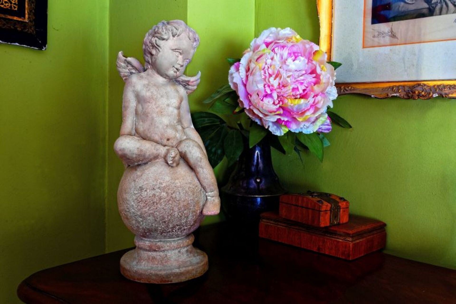 Figur auf einer Kugel steht H 39 cm