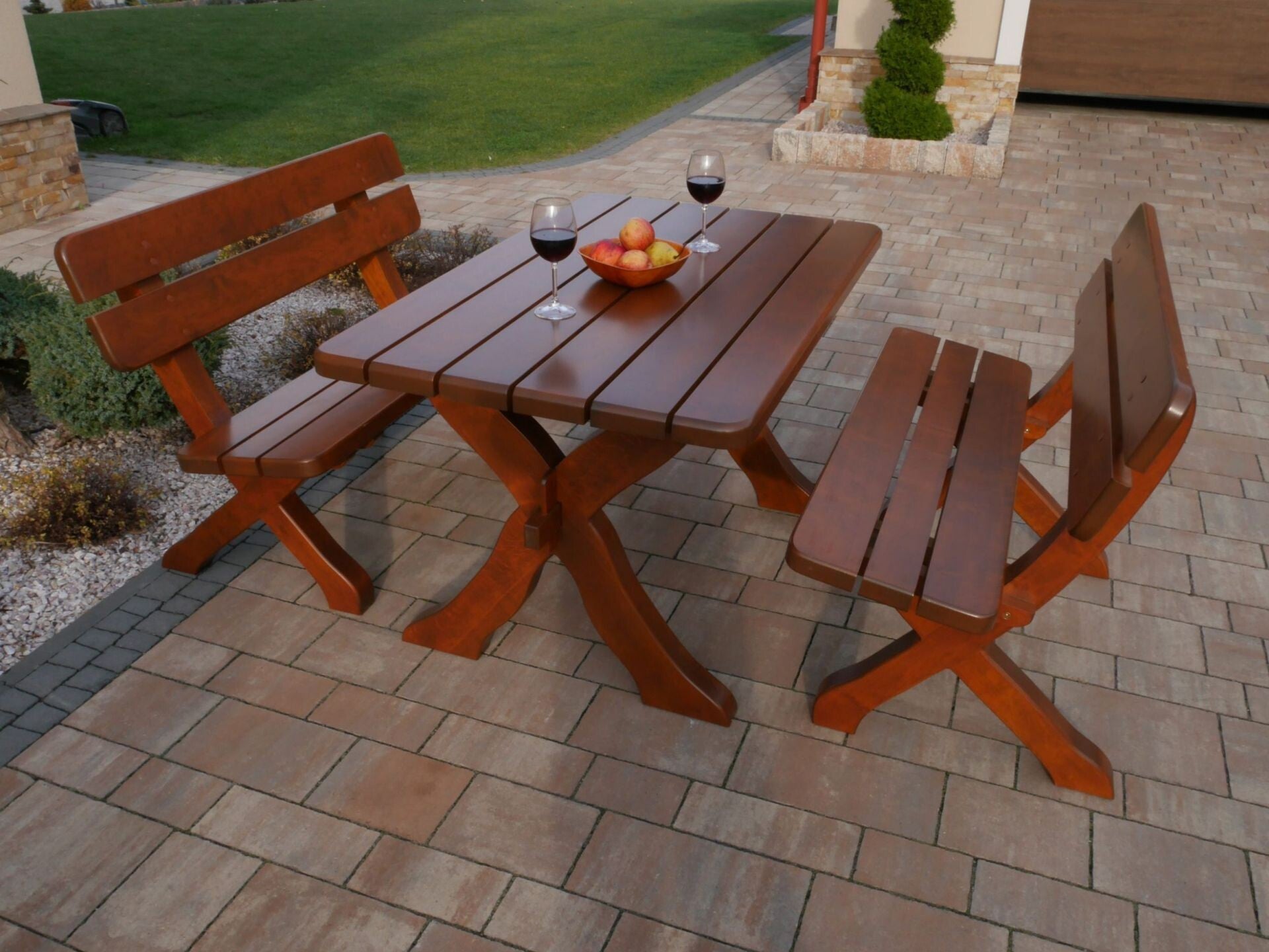 Familienmöbel aus Holz für die Terrasse in Zypressenfarbe