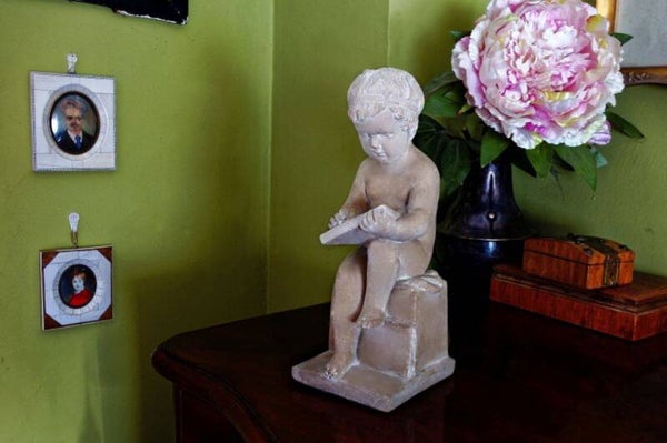 Figurengarten mit einem schreibenden Jungen