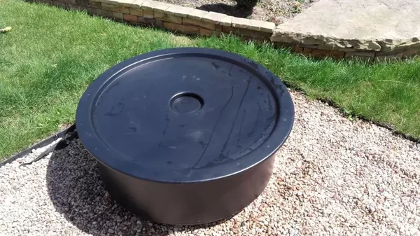 Frostbeständiger Tank mit Abdeckung für einen Gartenbrunnen