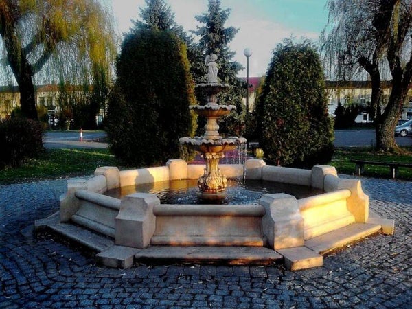 Gartenbrunnen mit einem Jungen an der Spitze