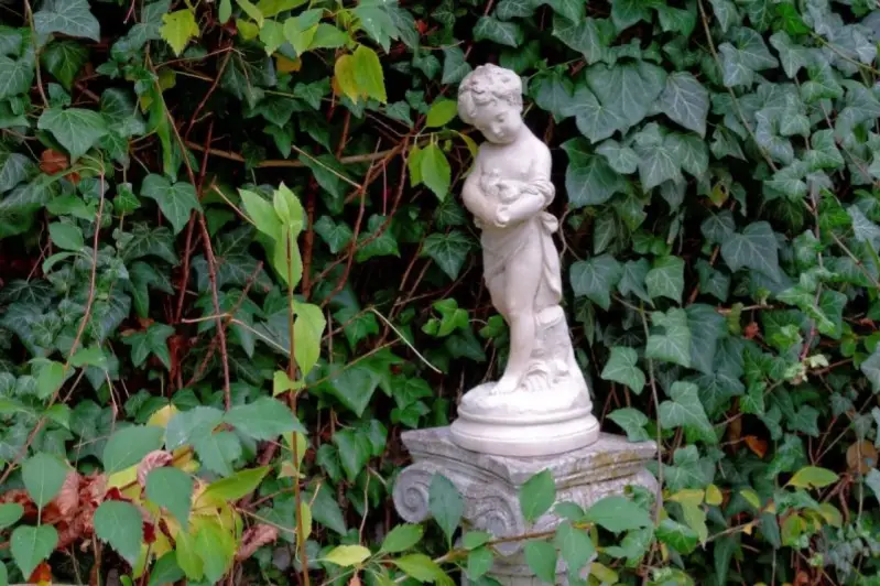 Gartenfigur aus Stein – Klassische Kinderstatue mit Vogel, dekorative Skulptur für Garten, Terrasse & Innenräume
