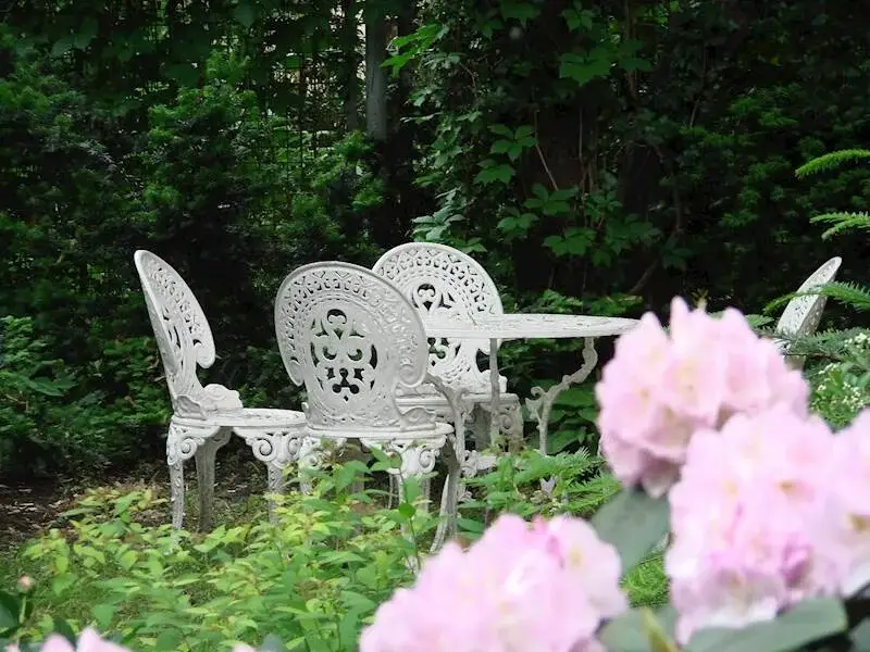 Gartenmöbel Set aus Gusseisen – Klassischer Gartentisch mit 4 Stühlen im Vintage Design für Terrasse, Balkon & Garten