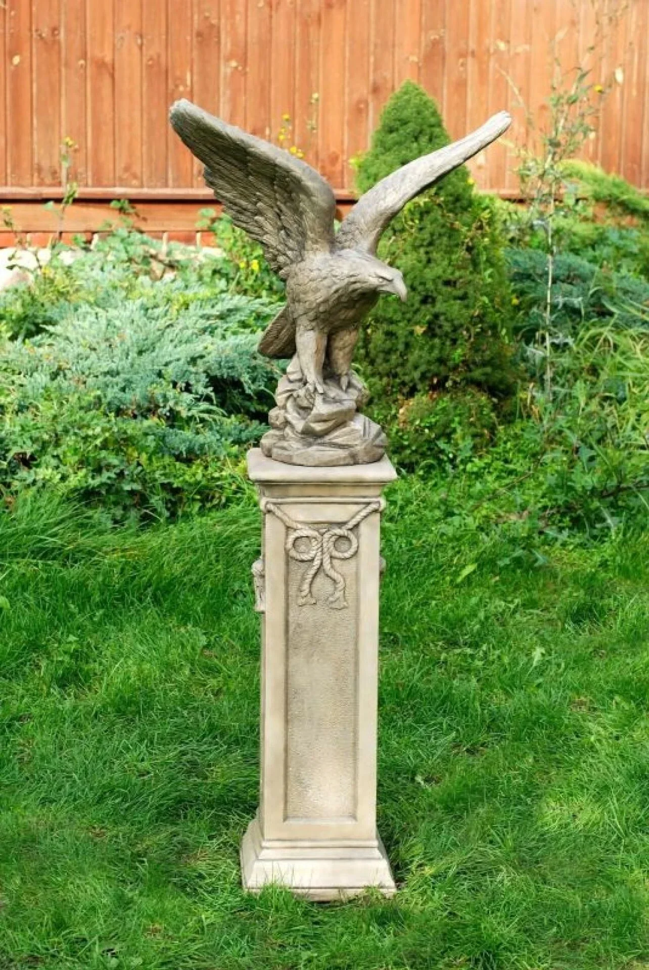 Gartensäule aus Stein mit Adlerfigur – Dekorative Säule für Garten, Terrasse & Eingangsbereich im klassischen Stil