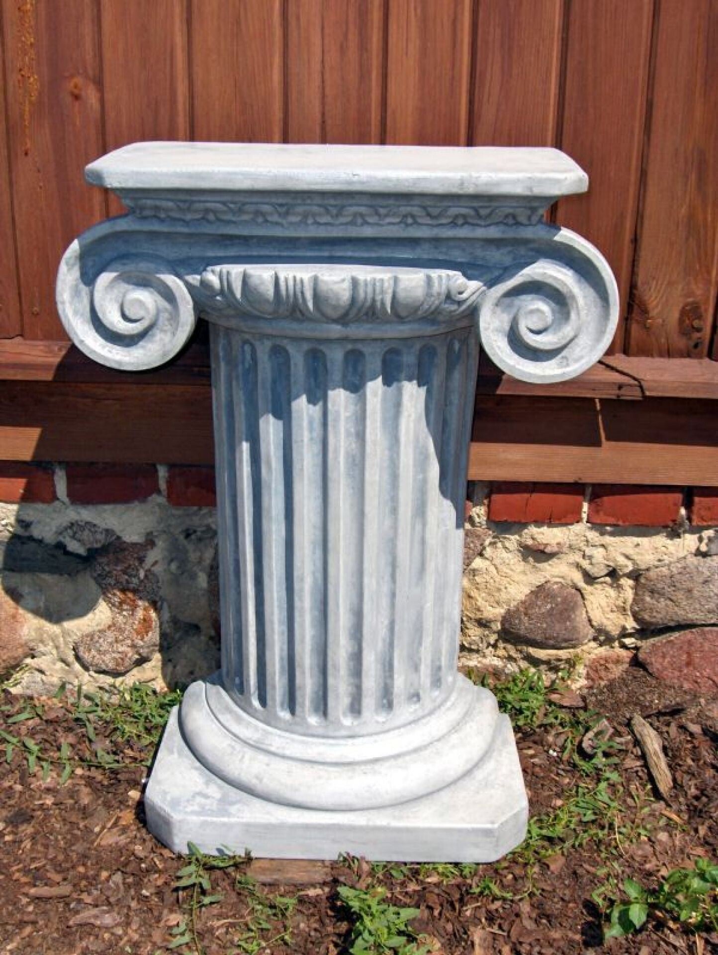 Große Gartenhalbsäule