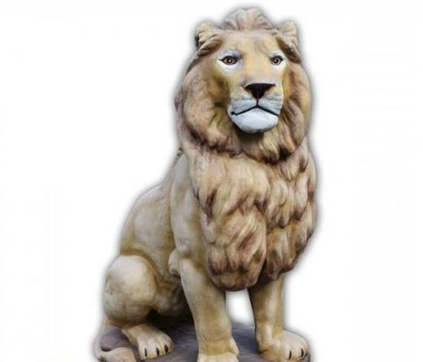 Große Löwenfigur Rechts vom Gebäude