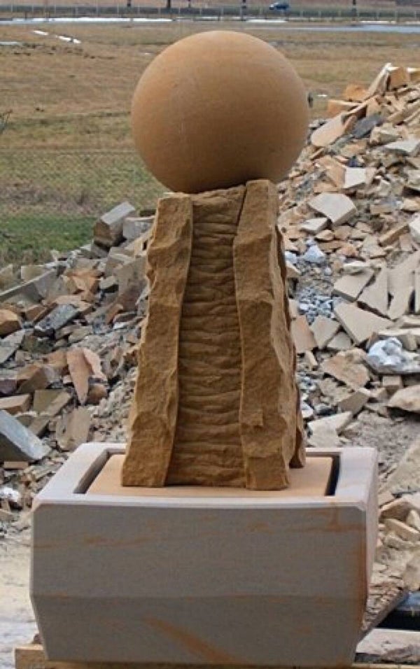 Großer Sandstein-Brunnensockel mit Kugel H 85 cm
