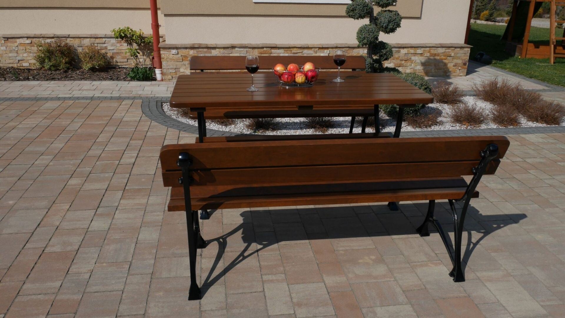 Gartenmöbel aus Holz mit Aluminiumrahmen für 6 Personen in der Farbe Walnuss