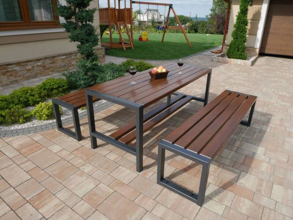 Holzmöbel in modernem Design auf einer Stahlkonstruktion und zwei rosenholzfarbenen Bänken