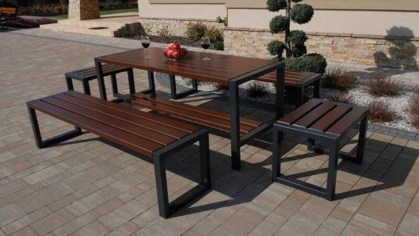 Holzmöbel mit modernem Design auf einer walnussfarbenen Stahlkonstruktion ohne Rückenlehne