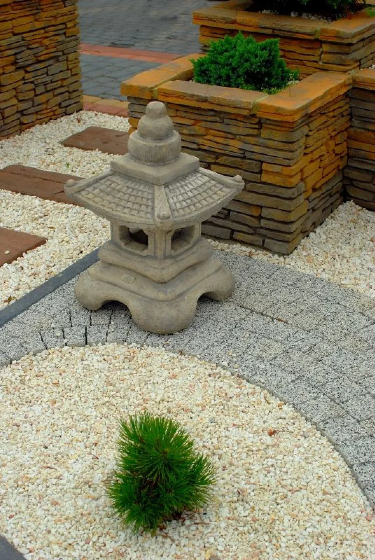 Japanische Steinlaterne für Garten – Pagodenleuchte aus Beton, dekorative Gartenbeleuchtung für Wege, Terrasse & Zen-Garten