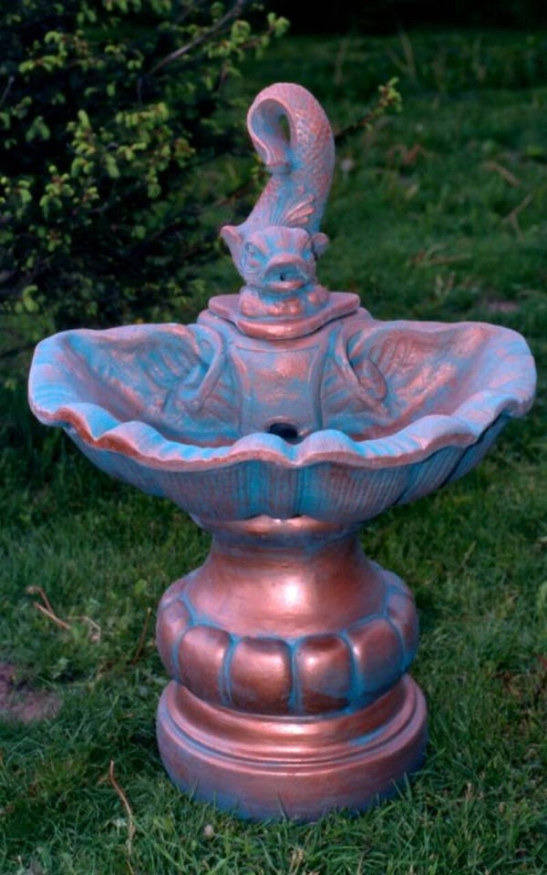 Kleine Muschelfontäne mit Fisch