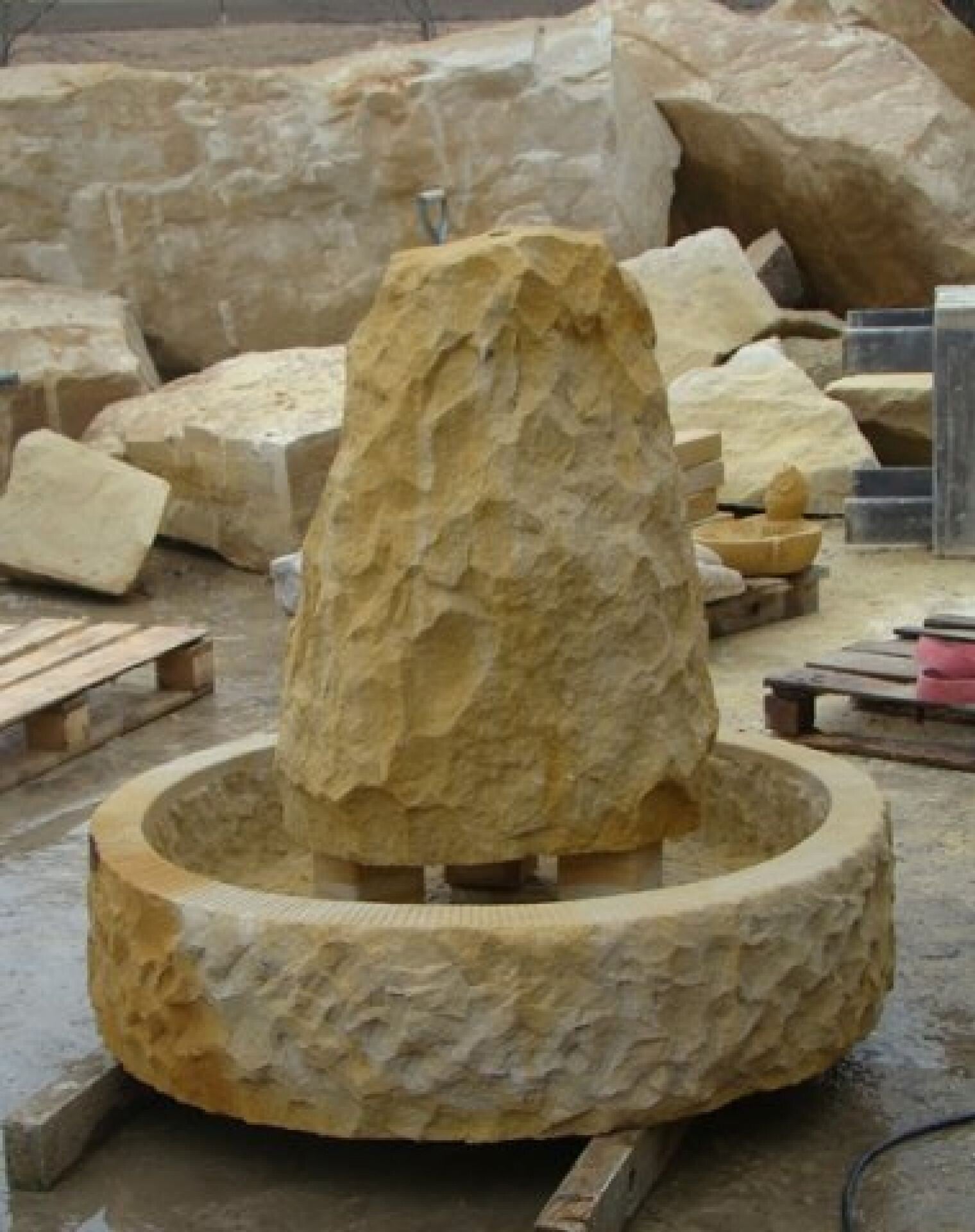 Brunnen aus natürlichem Sandstein H 90 cm