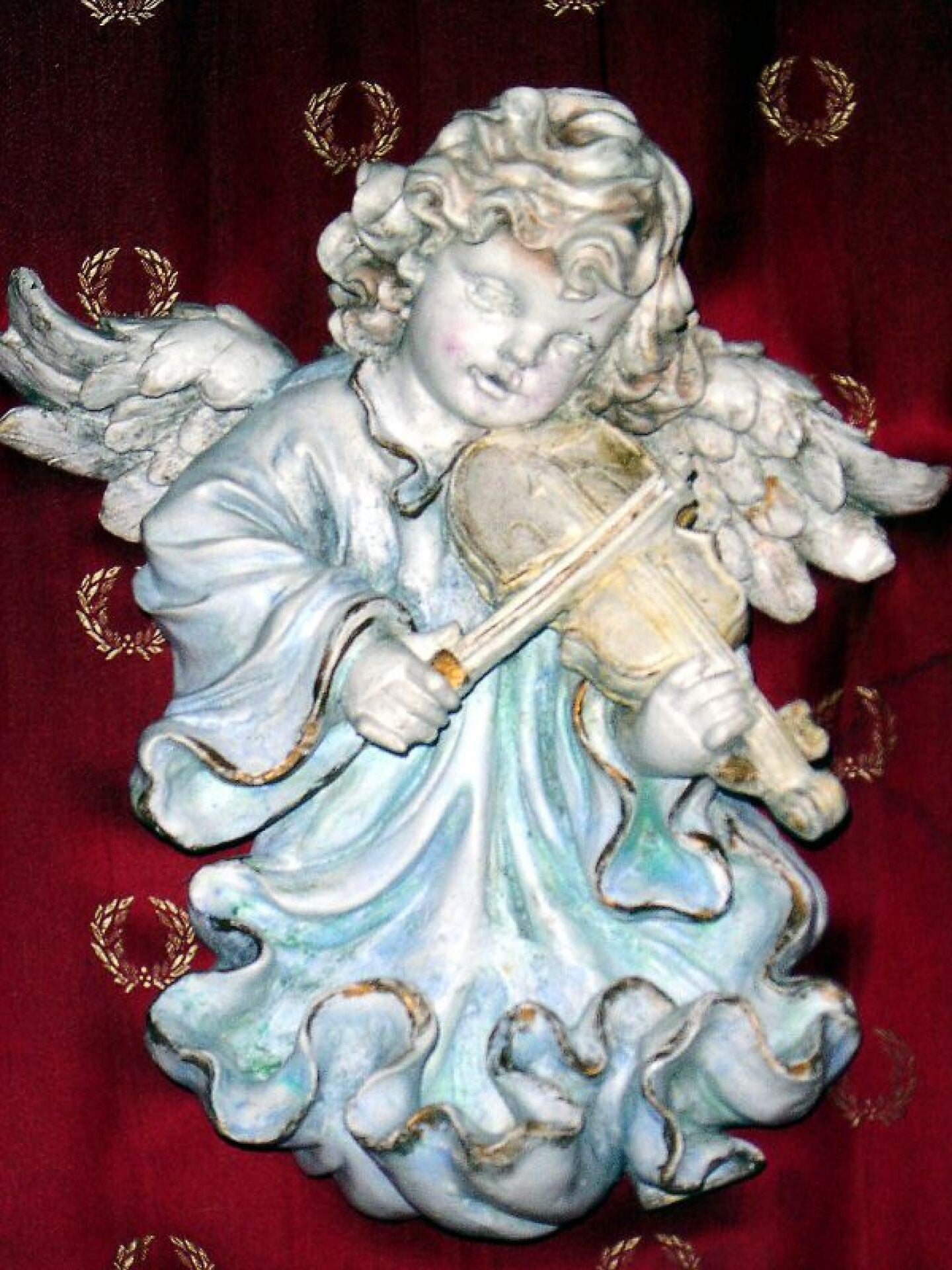 Engel aus Stein mit Schachtelhalm umgeben ist