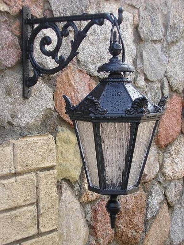 Laterne oder Lampe an der Vorderwand eines Hauses H 49 cm