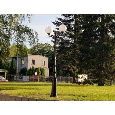 Leuchtenmast mit zwei Kugeln im Freien H 350 cm