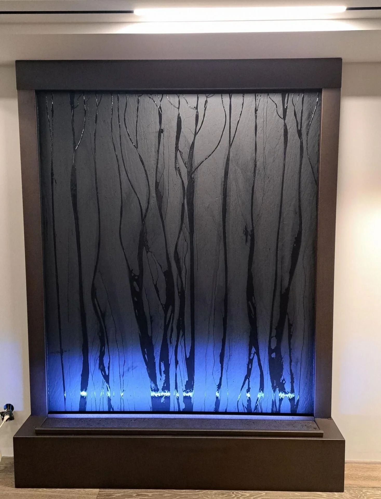 Moderne Wasserwand für Innenräume mit LED-Beleuchtung – Elegante Wandbrunnen Wasserwand für Wohnzimmer, Büro & Spa Ambiente