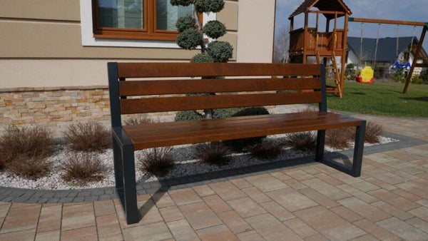 Moderner Tisch + zwei moderne Bänke mit Rückenlehnen und zwei moderne walnussfarbene Stühle mit Rückenlehnen ohne Armlehnen