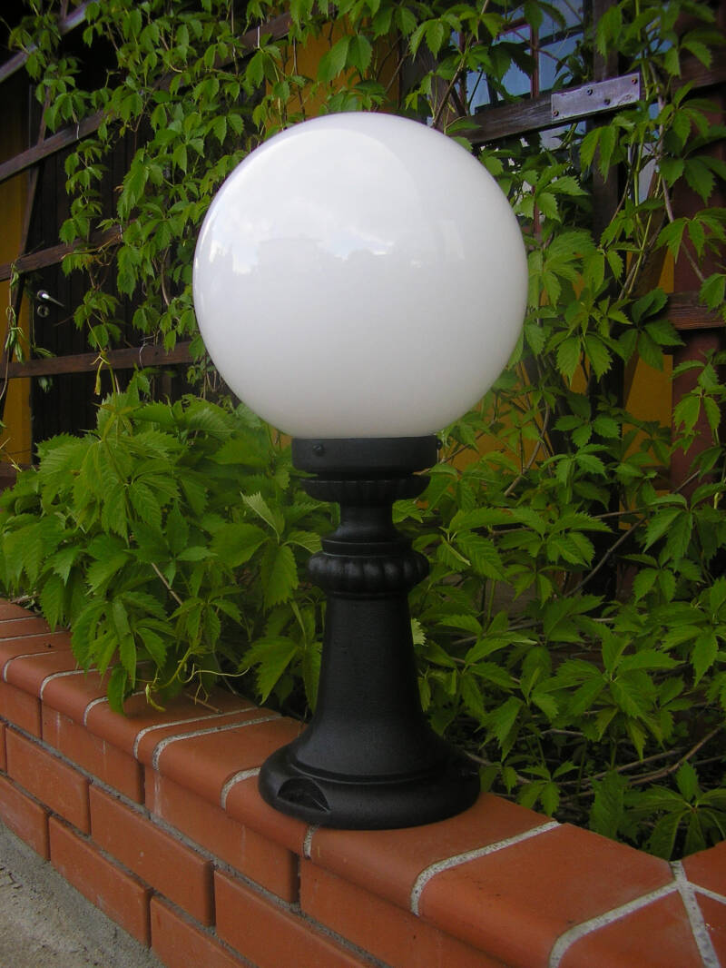 Niedrige Kugel-Stehlampe mit einer Höhe von 45 cm