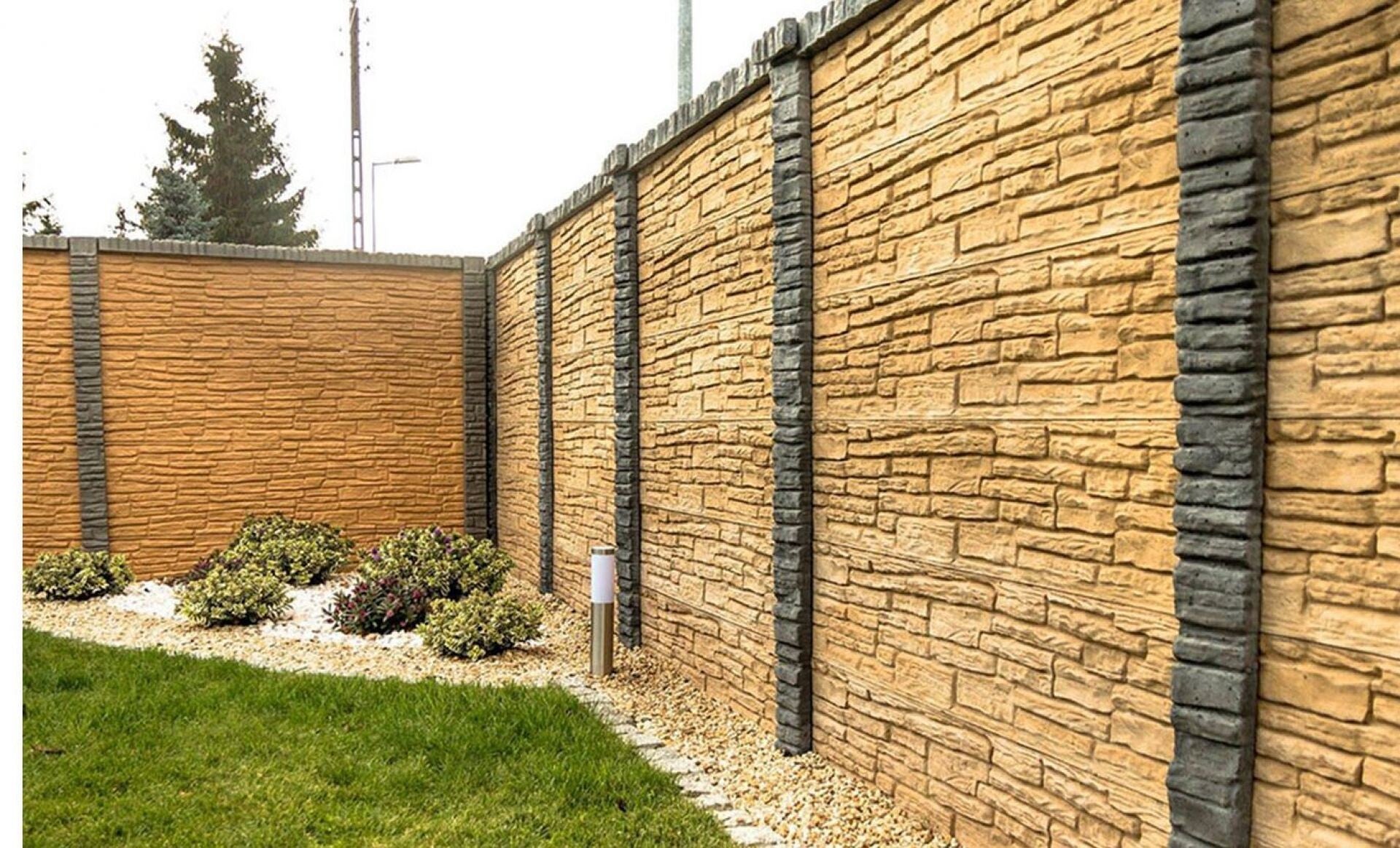 Betonzaun mit doppelseitiger Stein- oder Brettstruktur H 155 cm