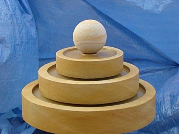 Pyramidenförmiger Sandsteinbrunnen mit Kugel