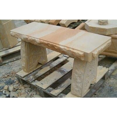 Sandsteinbank mit Verzierungen in Form von Flachreliefs