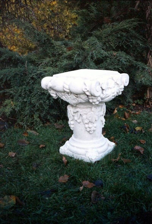 Säule mit eingravierten Trauben