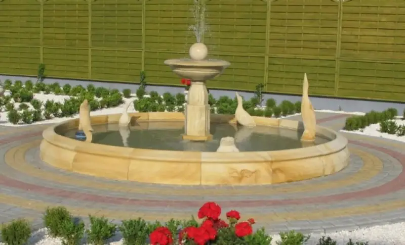 Sandsteinbrunnen für Garten mit Vogel-Figuren – Klassischer Springbrunnen aus Naturstein, dekorativer Zierbrunnen für Außenbereich