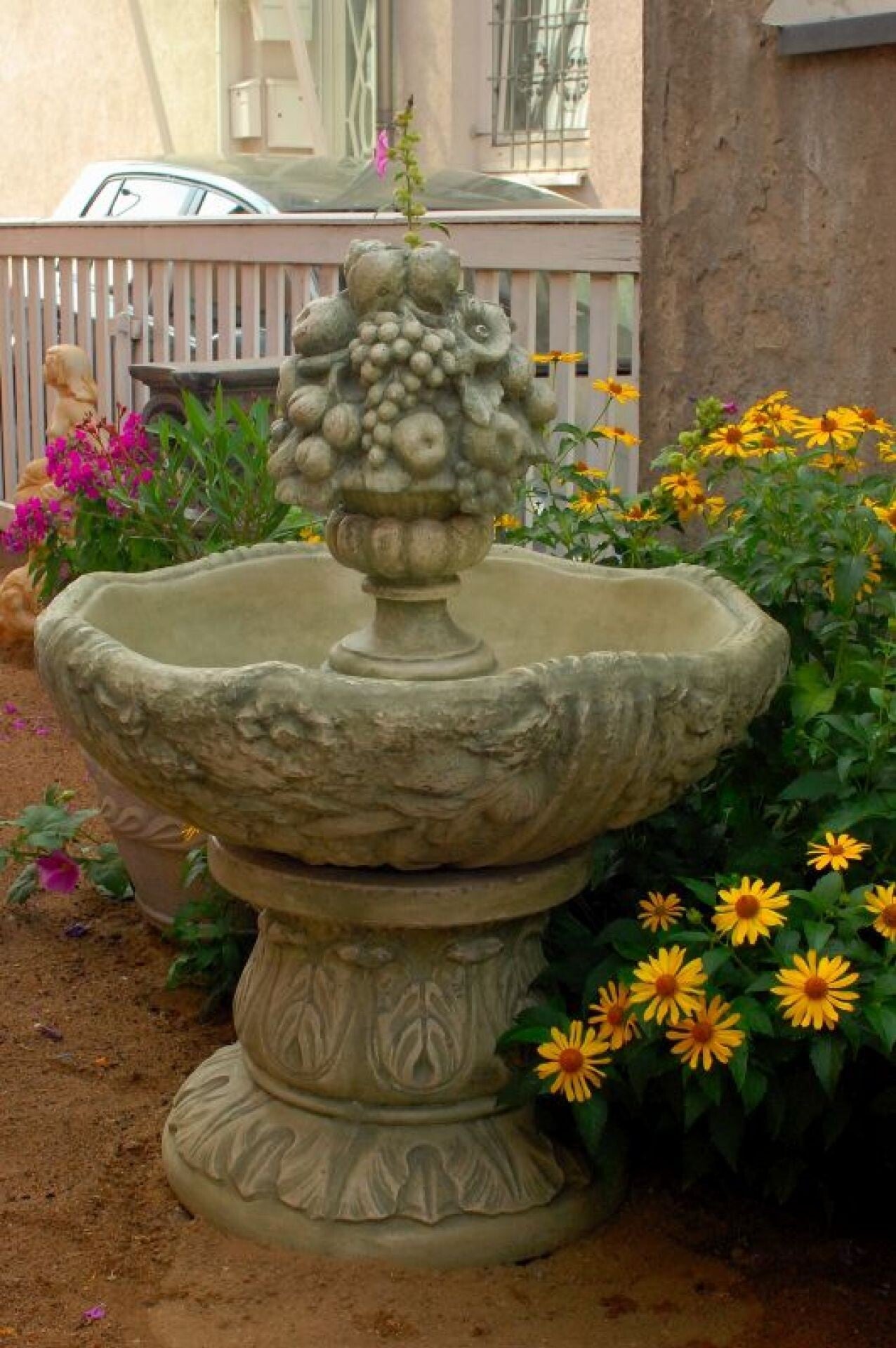 Schalenförmiger Brunnen mit Haufen Obst