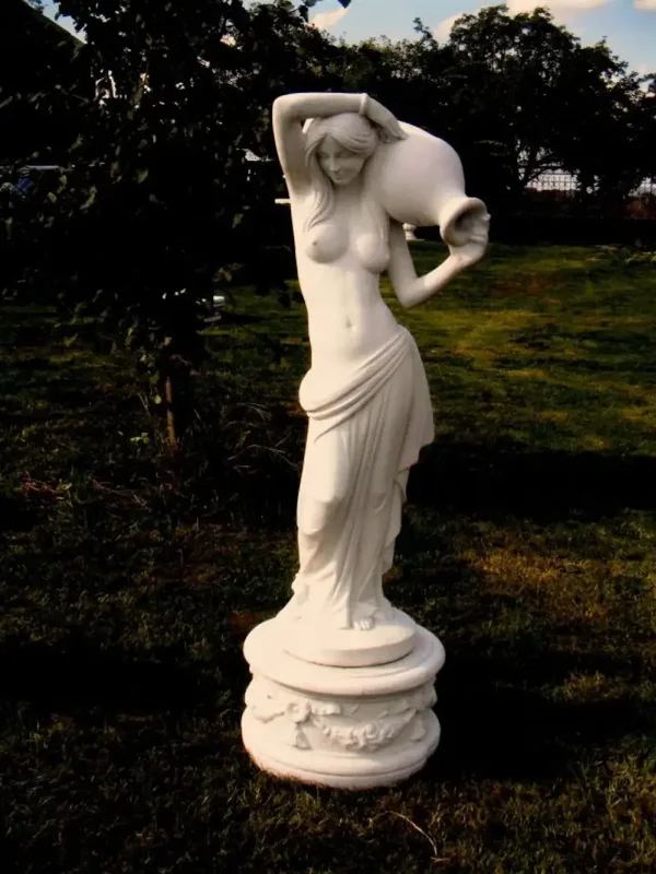 Stehende Frau mit einer Kampfersteinfigur